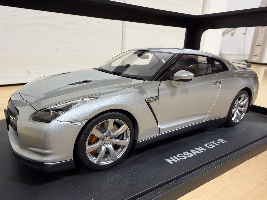 【希少】オートアートミレニアム 1/18 ニッサン GT-R R35 ミニカー