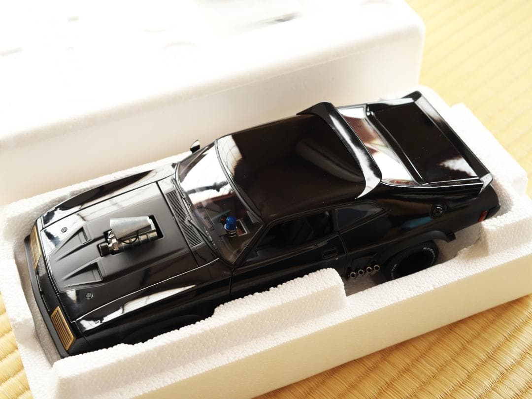 オートアート 1/18 フォード ⅩBファルコン　マッドマックスインターセプター