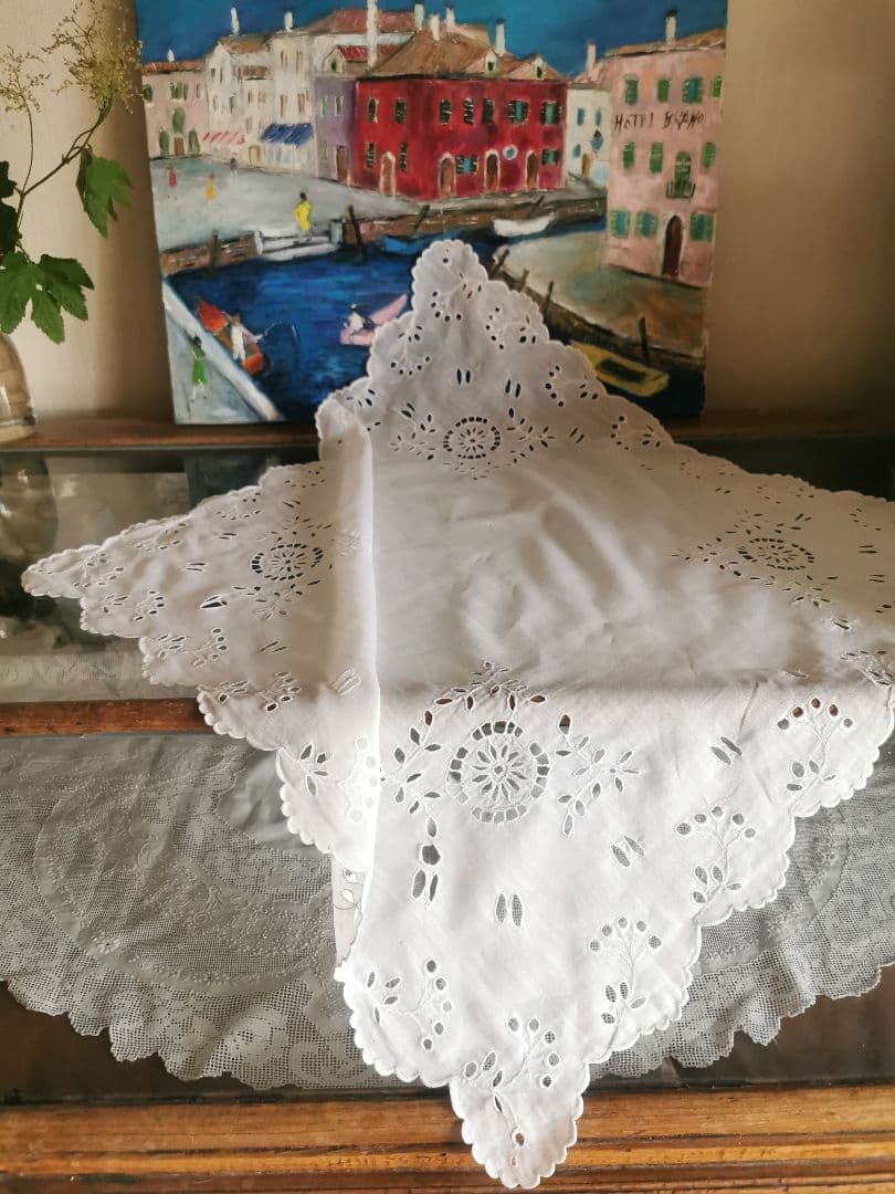 アンティーク オルレア スカラップフリル 花輪アイレット刺繍 大判クロスハンカチ