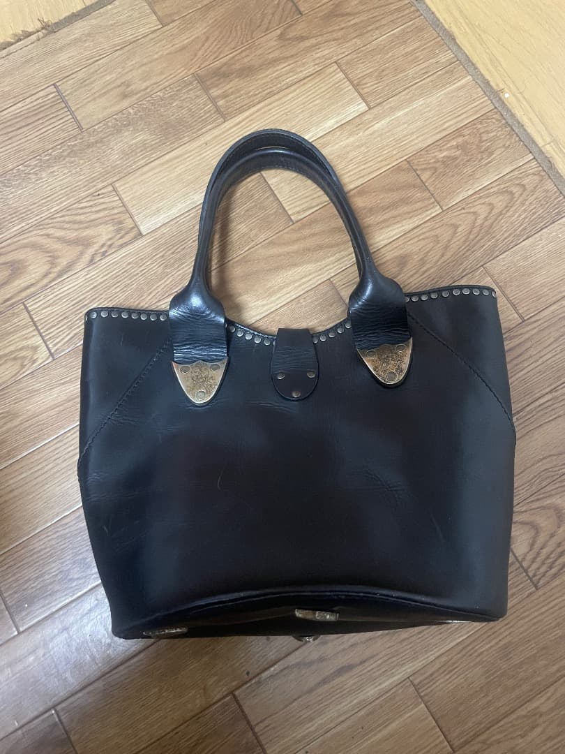 HTC スタッズ付き黒レザーバッグ