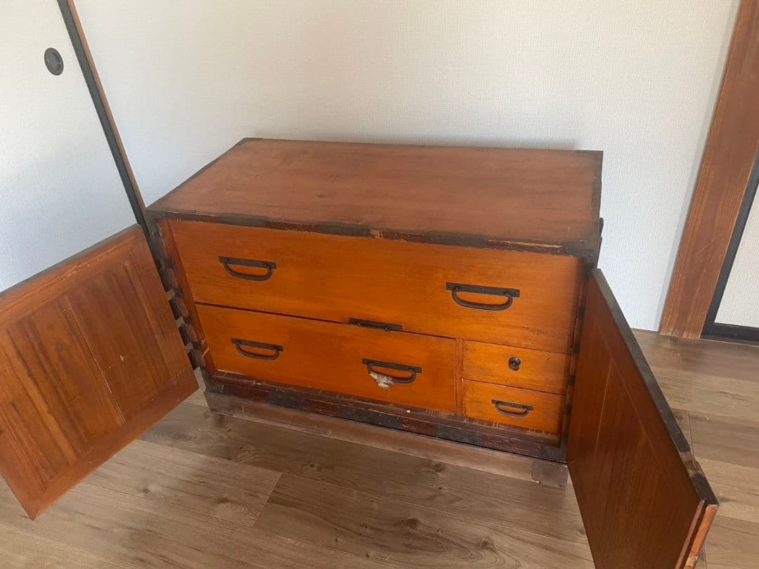 伝統的な和風木製箪笥 引き出し付き