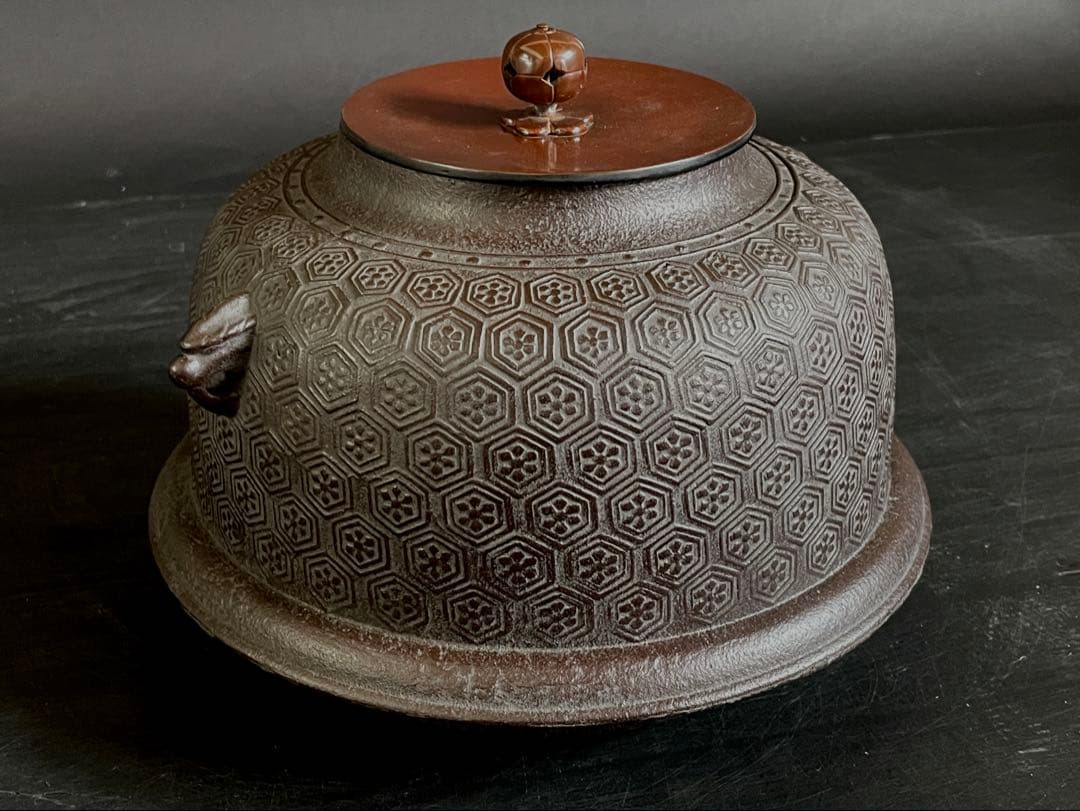 【美品】「母」 亀甲地紋 真形羽釜 釜師 敬典 共箱 茶道具 炉釜（15D）