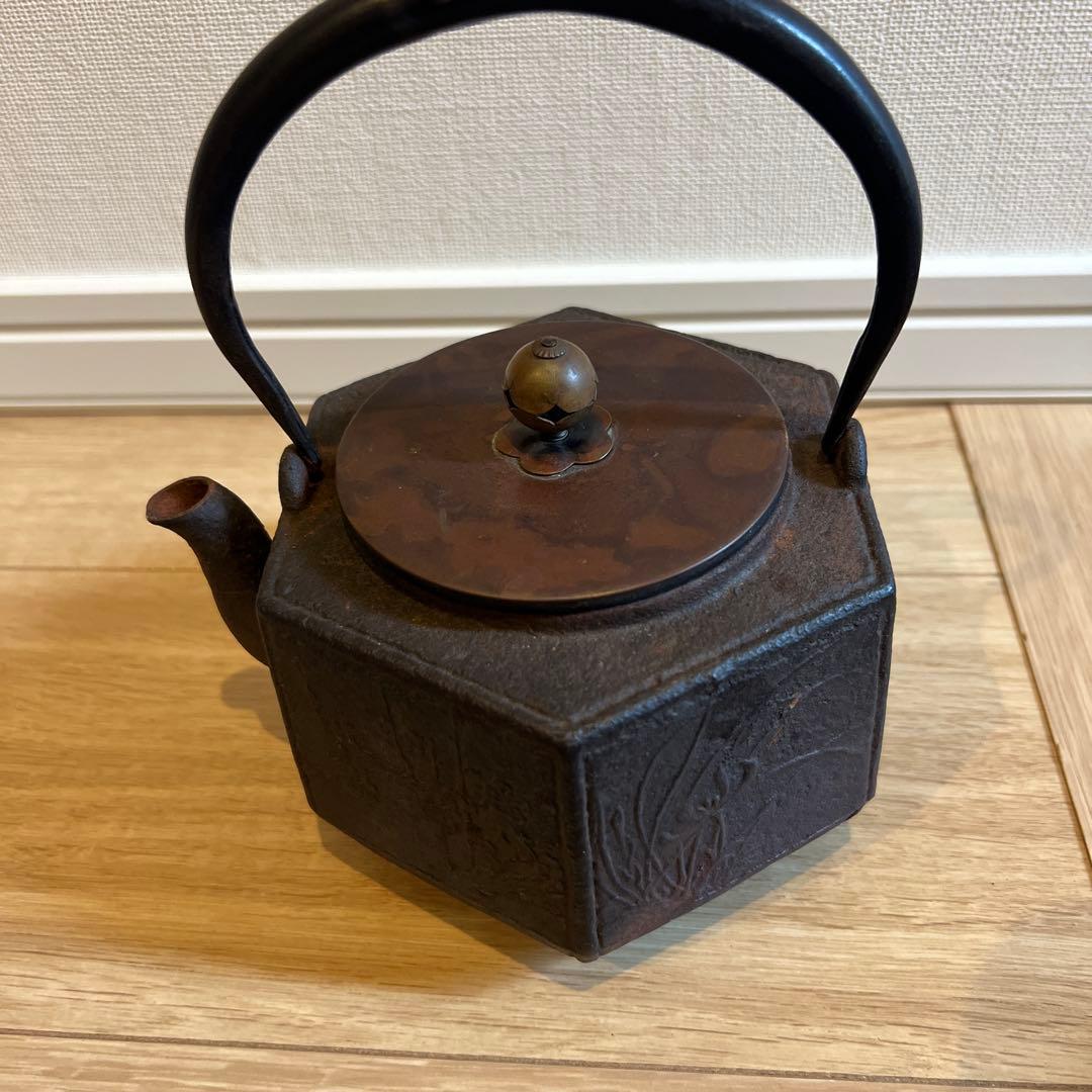 六角形 鋳鉄製鉄瓶 浮彫りデザイン