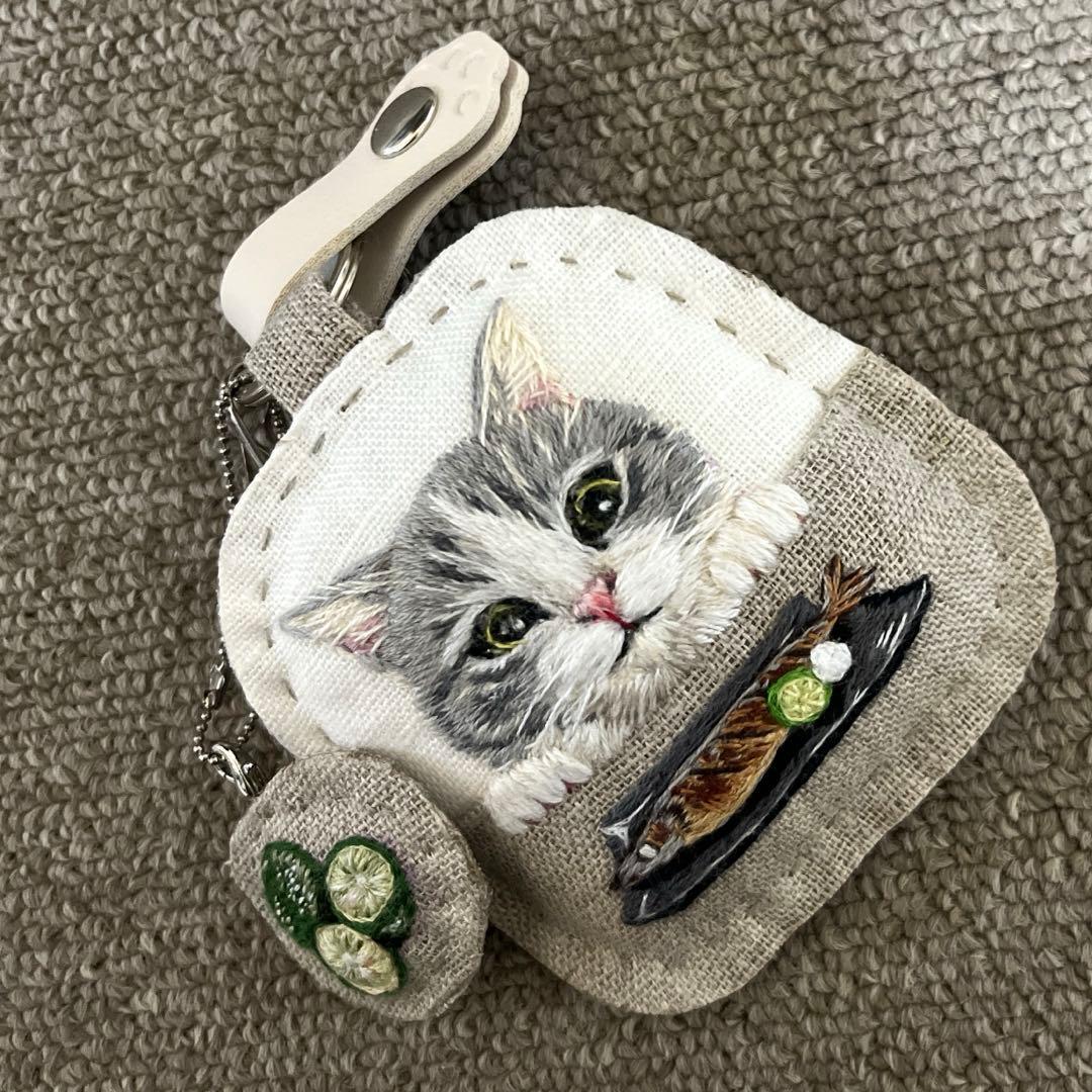 き*ん様 ハンドメイド刺繍キーホルダー　焼きさんまとハチワレサバトラさん