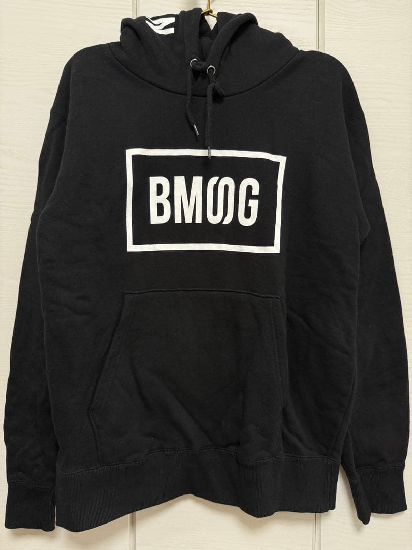 BMᏚGロゴ入り黒フードパーカー