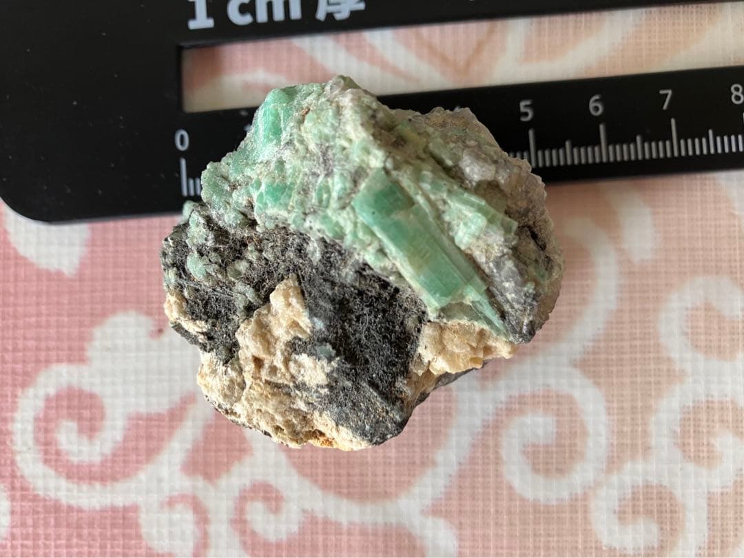 天然美しい緑鉱石　エメラルド　原石？　インテリア・コレクション向け