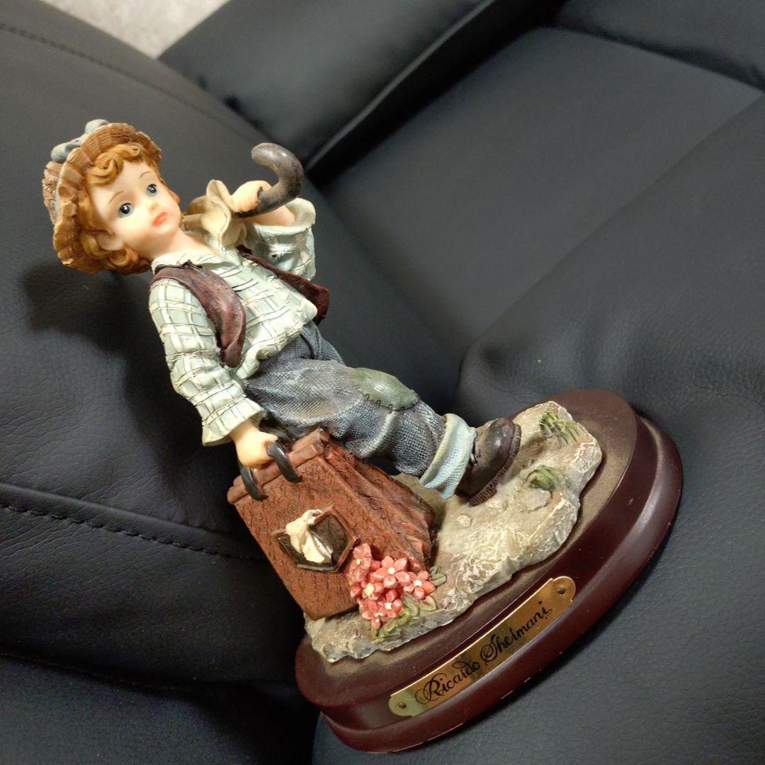 Ricardo Figurin 少年と傘の置物