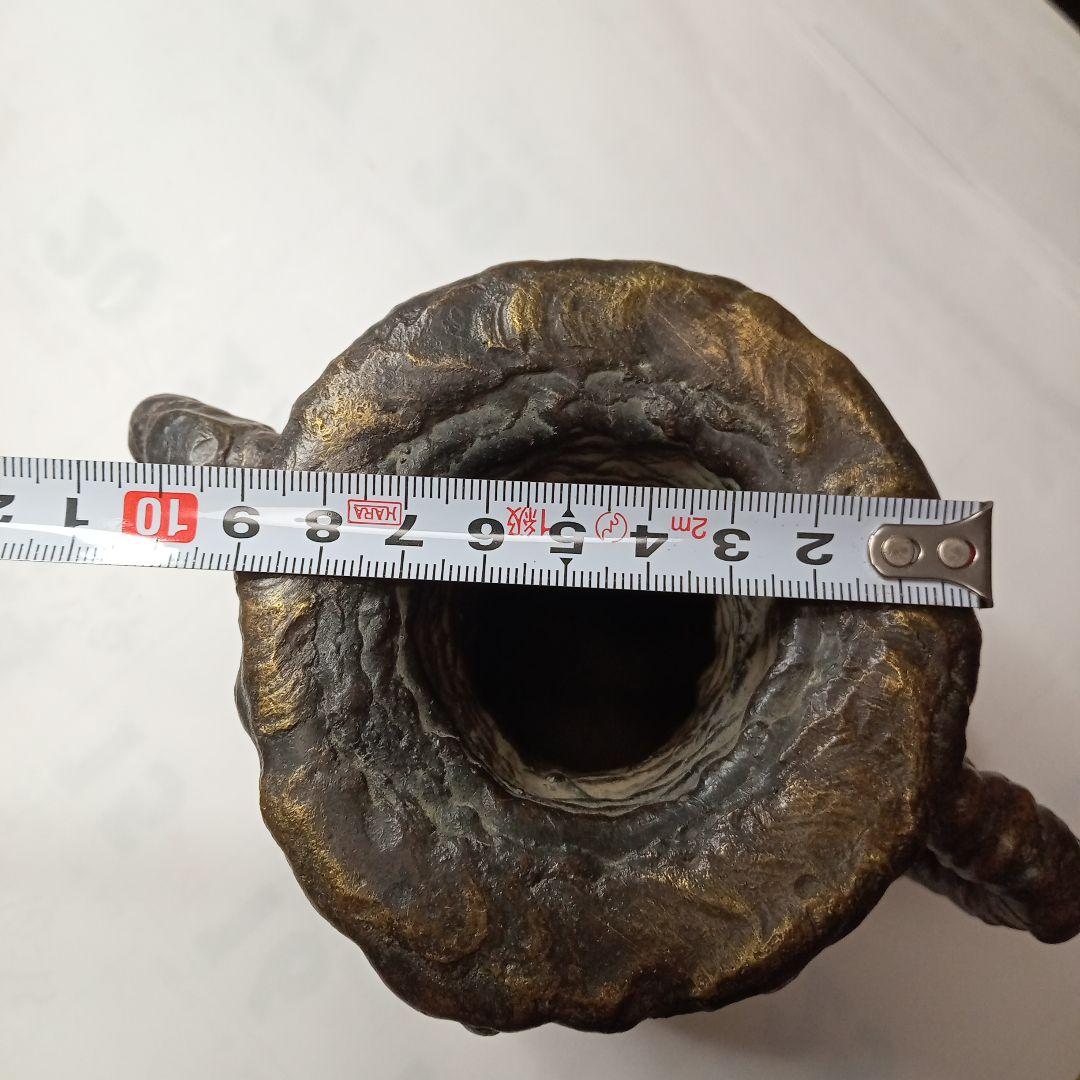 黒い金属の壺 波状の縁取り付き