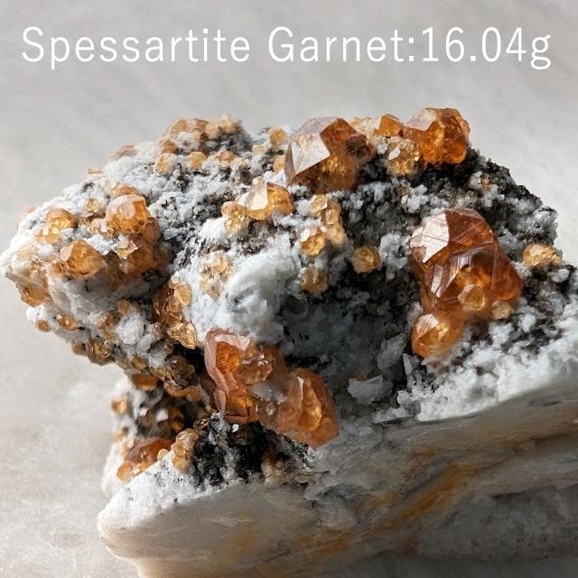 16.04g　ガーネット　母岩付き　スペサルタイト　共生鉱物　鉱物標本