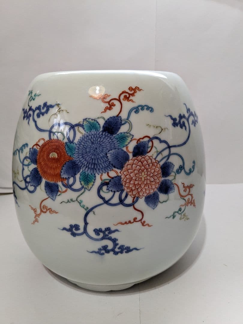 有田焼　十一代今泉今右衛門作、『錦菊花文三足手あぶり』、銘有、合わせ箱付