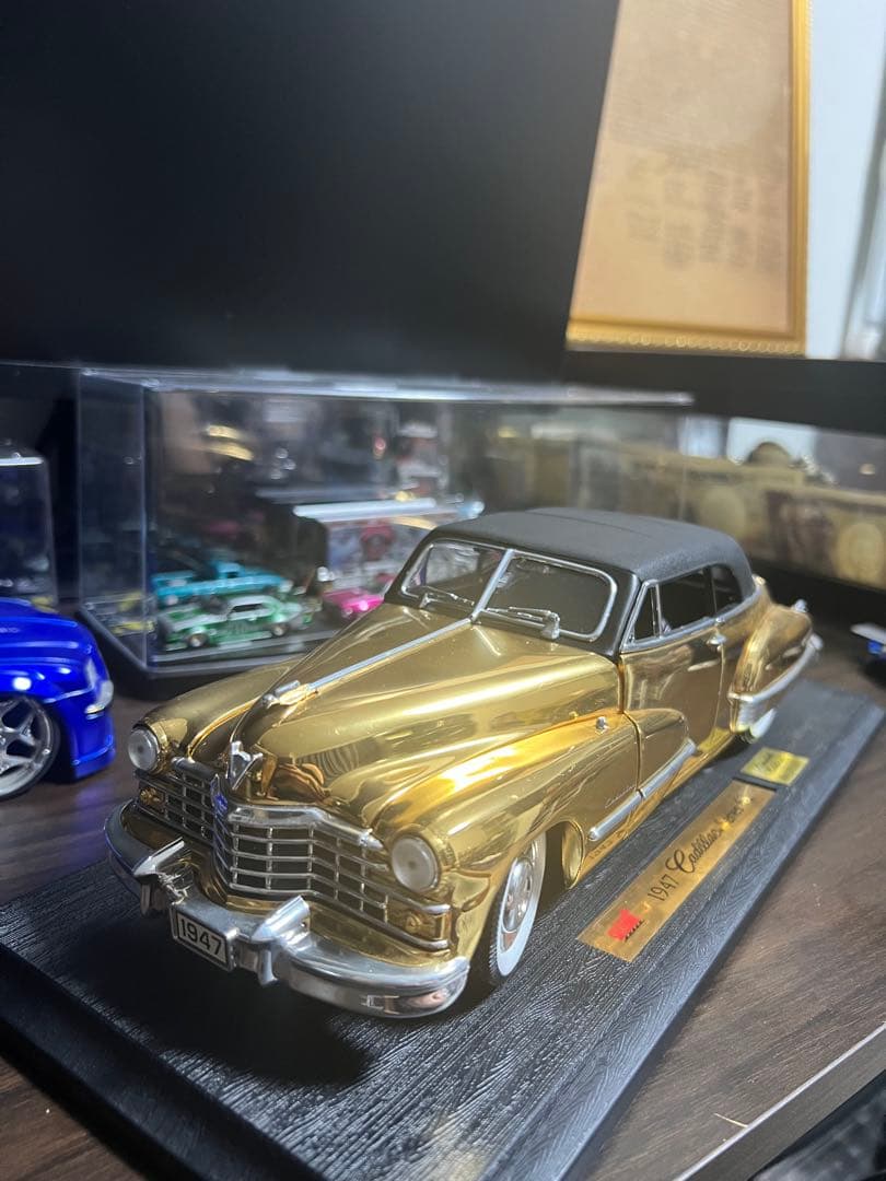 1947 キャデラック ゴールド　金色　1/18 ミニカー