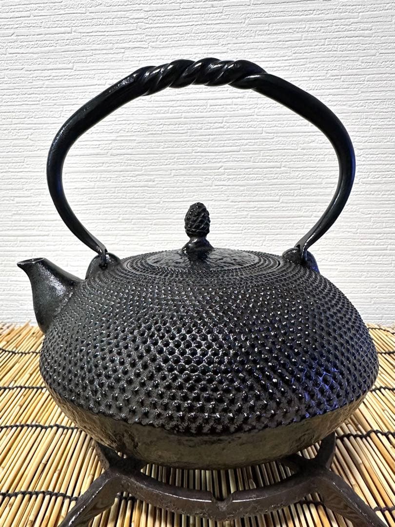 未使用品　南部及春鋳造　名工金秀造　捻鉉算盤形アラレ南部鉄瓶　南部鉄器　鉄瓶