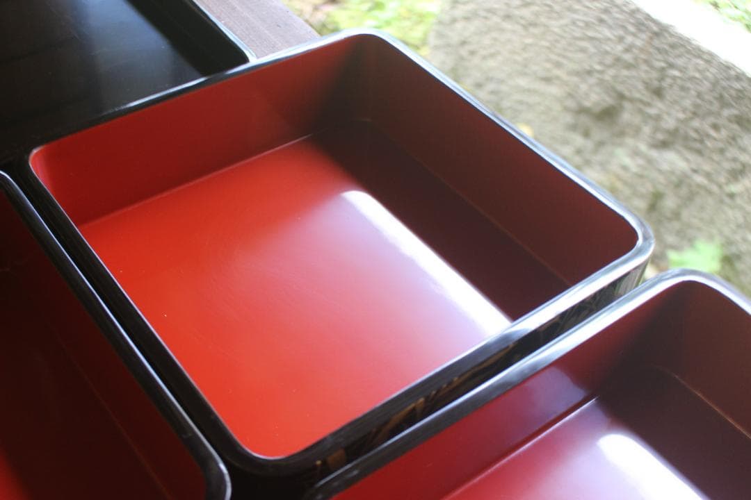 極小保管傷のみ！上質内朱黒漆に極上秋草螺鈿蒔絵の輪島塗台付三段重（検重箱お重