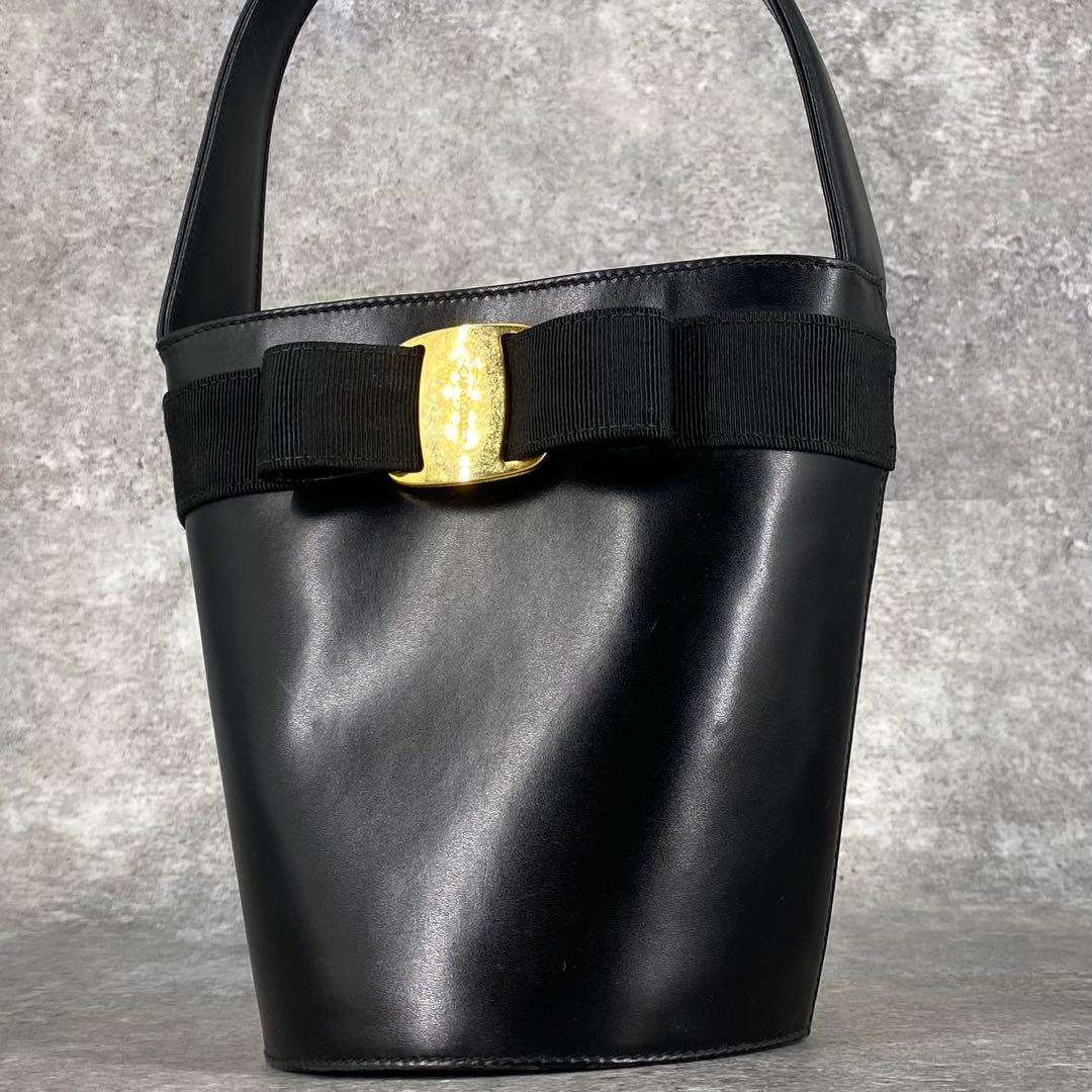 美品 フェラガモ ヴァラ金具 リボン バケツ型 レザーハンドバッグ ブラック 黒
