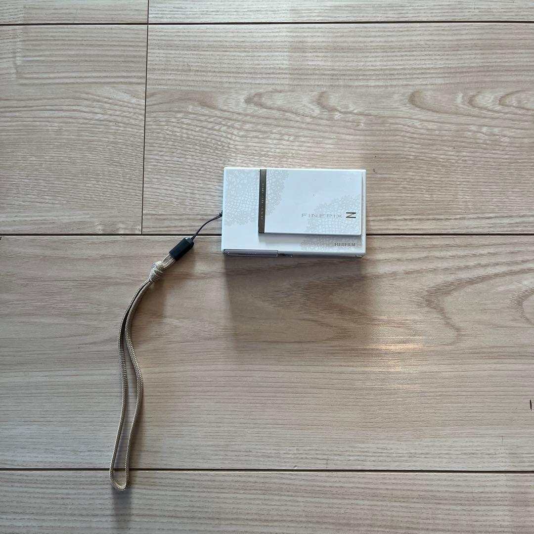 デジタルカメラ シルバー 充電器付き