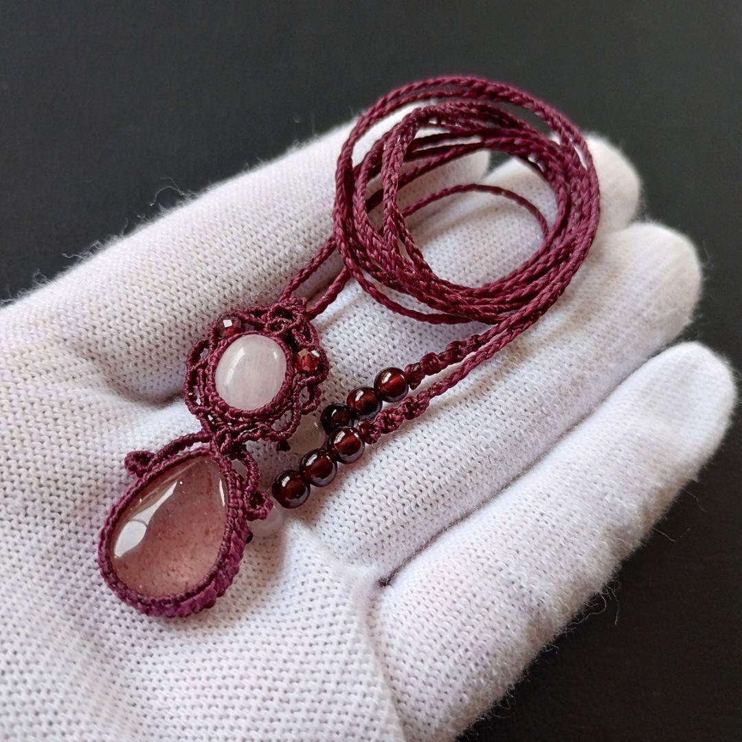 【特別価格】ストロベリークォーツ＆クンツァイトのマクラメ編みネックレス　天然石他