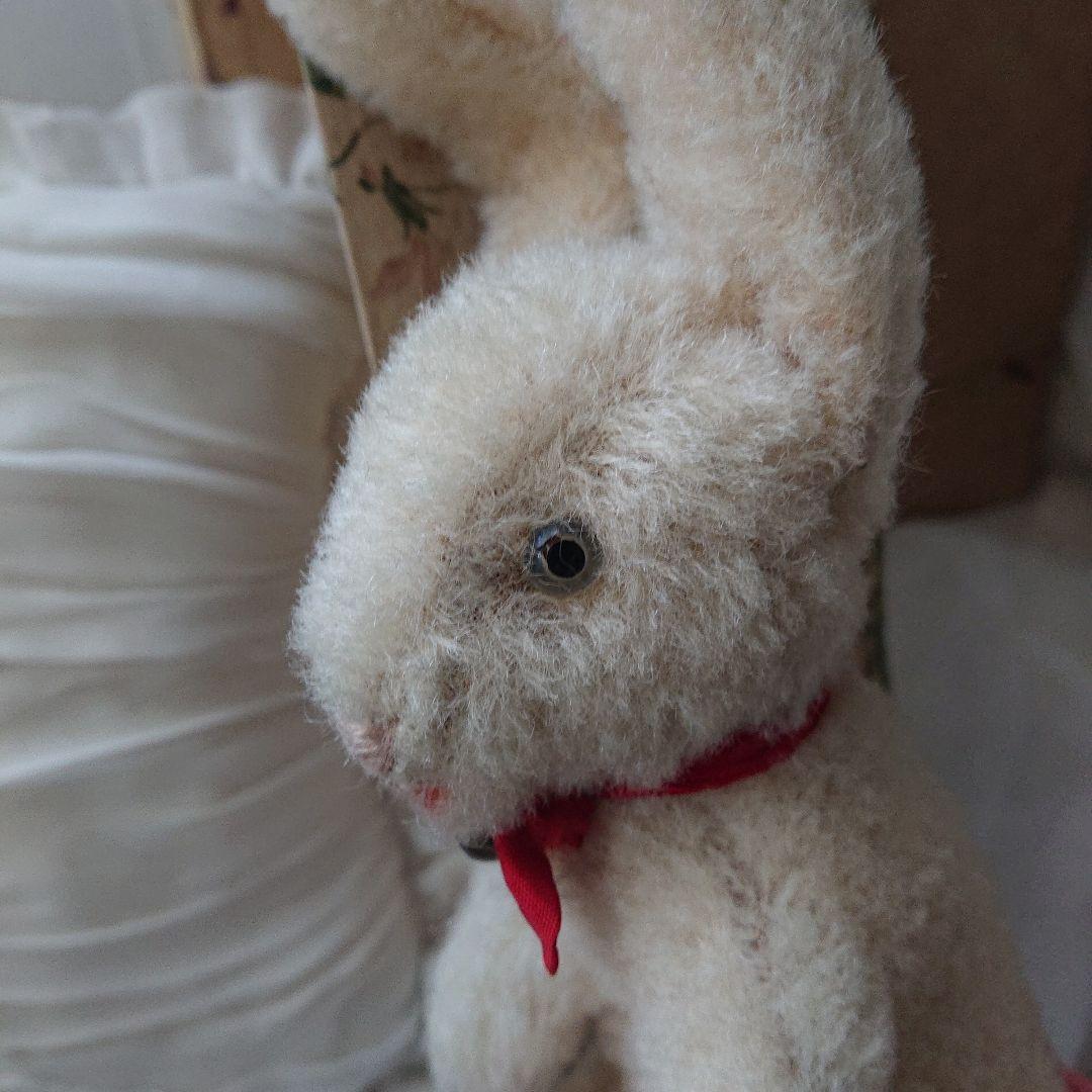 グラスアイの小ぶりなウサギのぬいぐるみ