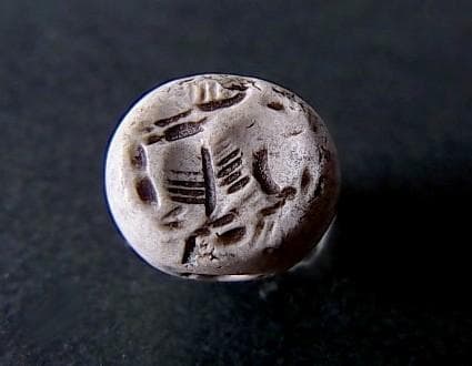 ★F0501★ 古代石 (220) 白濁石　印章　鹿文様　ストーン ビーズ