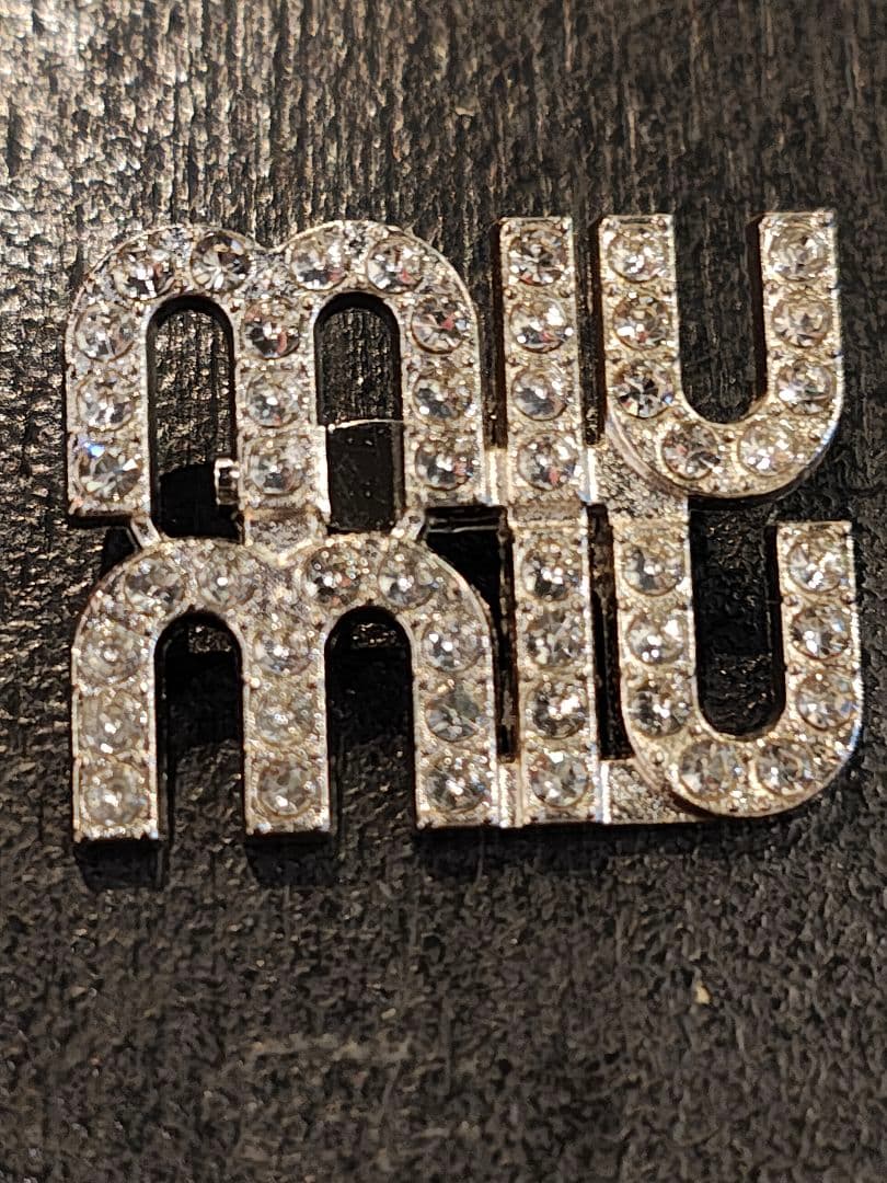 新品　MIU MIU クリスタルロゴブローチ