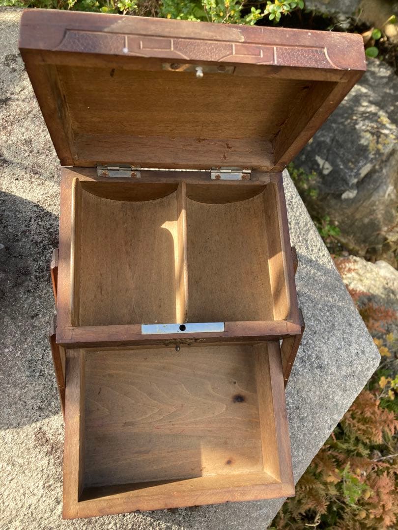 美しいアンティーク　木製　収納ボックス　どんぐりの彫刻　宝物入れ