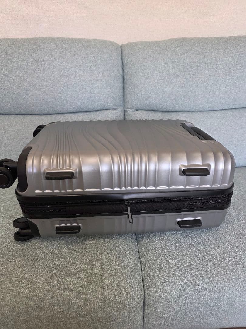 THE NORTH FACE シルバー キャリーケース、訳あり。