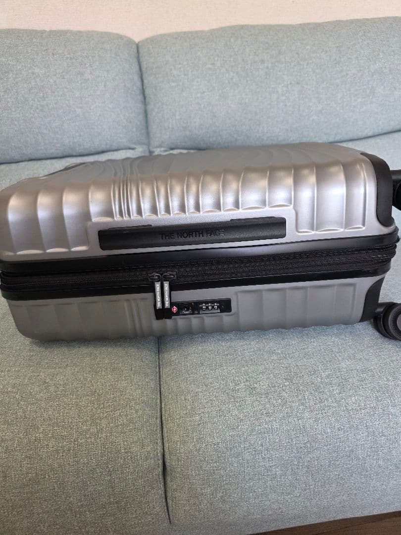 THE NORTH FACE シルバー キャリーケース、訳あり。