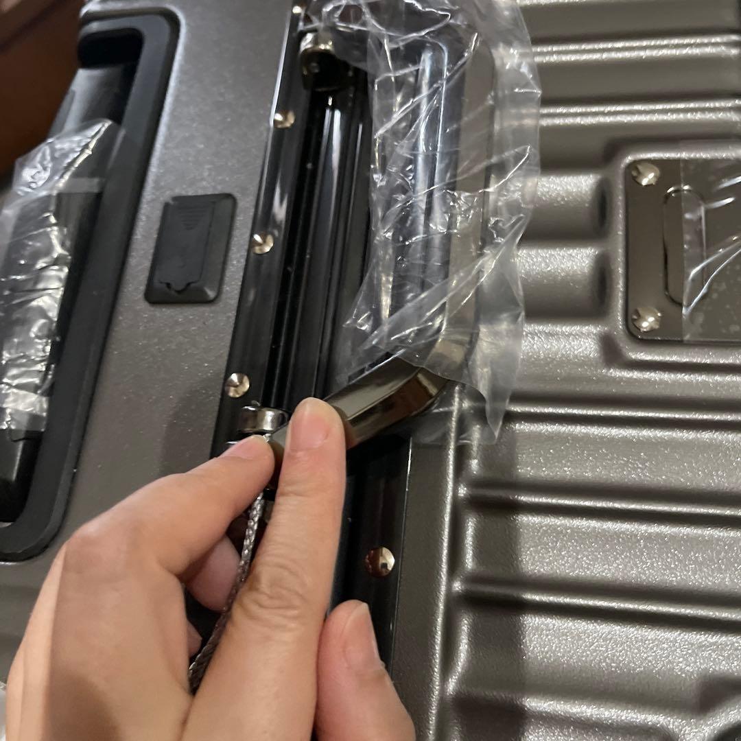 キャリーケース　2〜3泊　グレー 合金