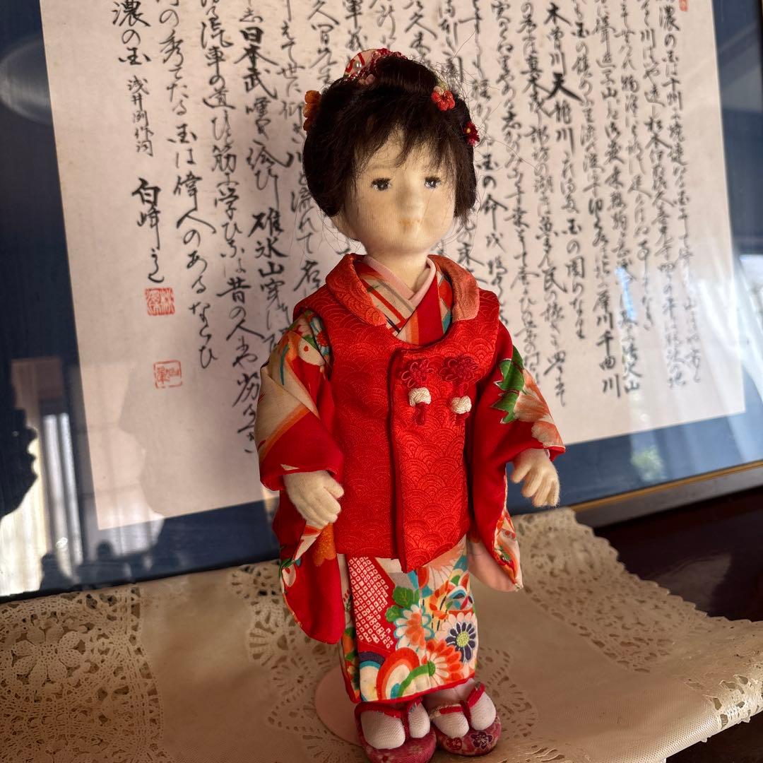 赤と緑の着物の布製人形