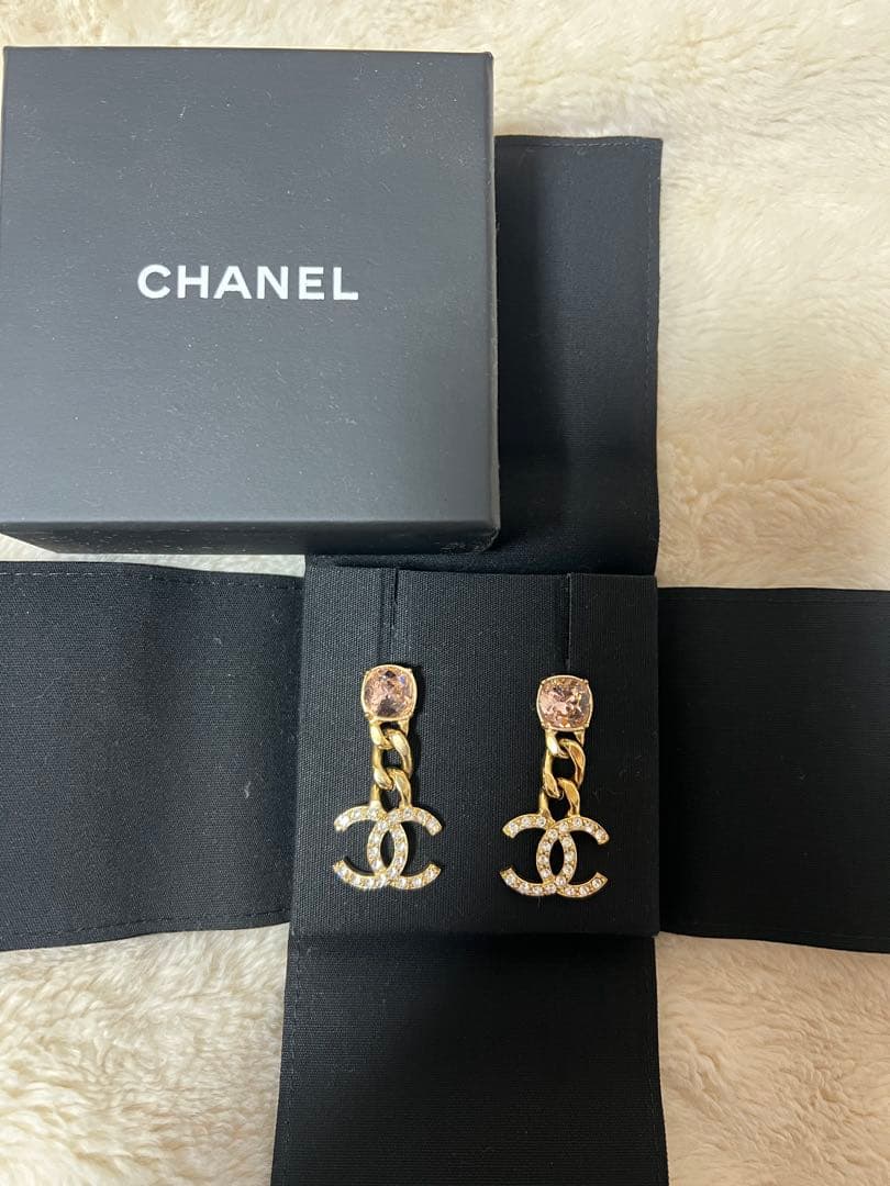 CHANEL ロゴ付きピアス 箱付き