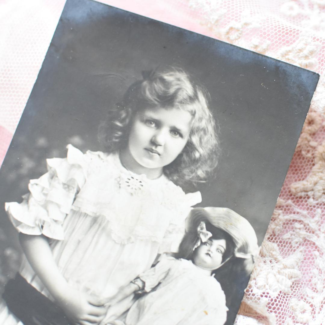 *アンティークポストカード　お人形とお揃いのお洋服の可愛い少女