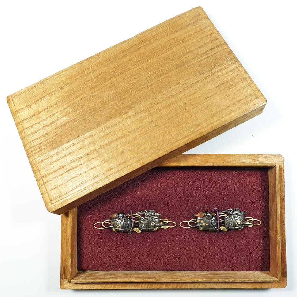 際端銘一芳　四分一地容彫蓬莱香炉図目貫　金象嵌銘　色絵象嵌　千葉元胤？　桐箱入