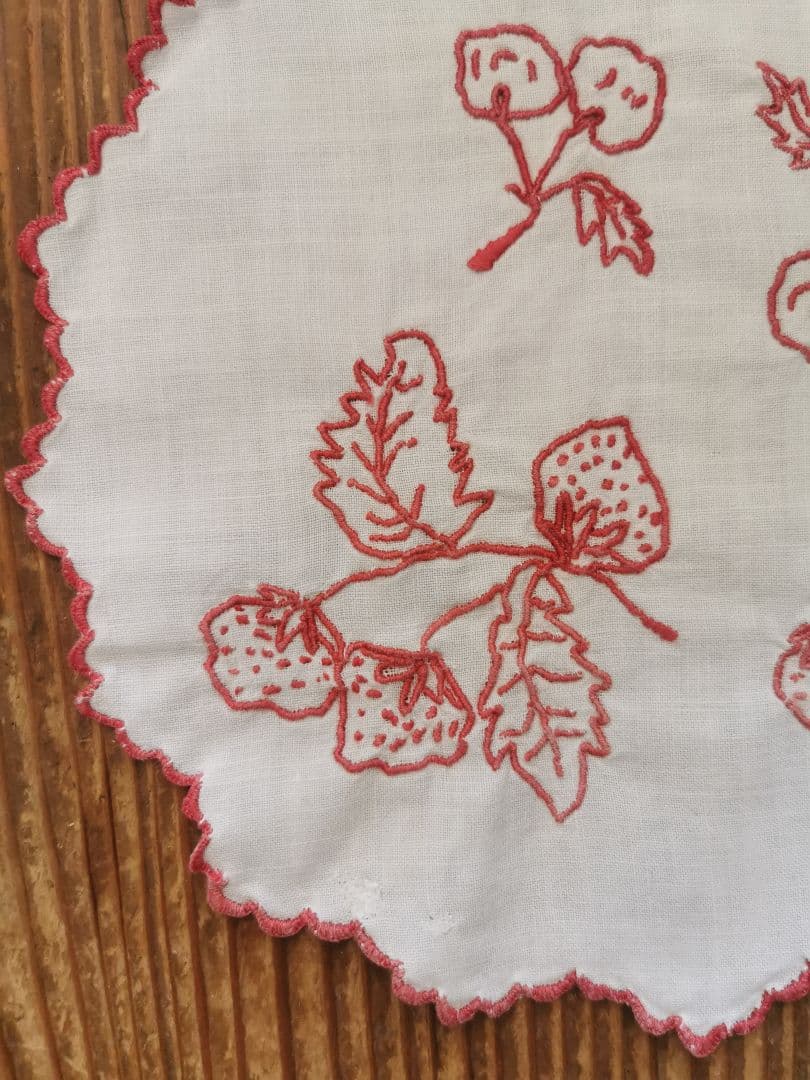 アンティーク フランス 苺とさくらんぼの赤糸刺繍 プチスカラップ花びら縁ドイリー