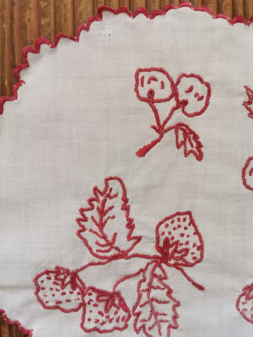 アンティーク フランス 苺とさくらんぼの赤糸刺繍 プチスカラップ花びら縁ドイリー