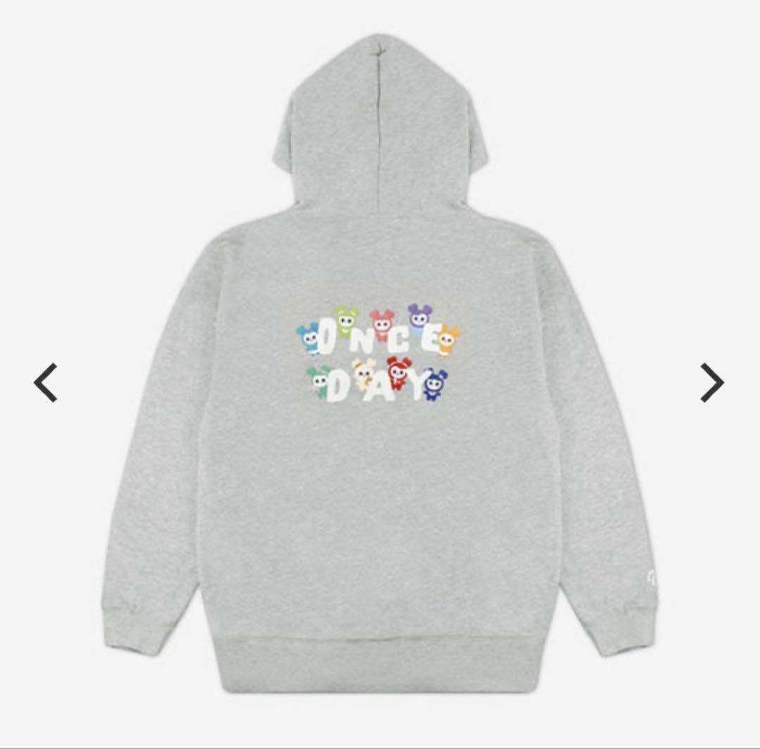 【美品】TWICE ONCE DAY 2022 フーディ　２