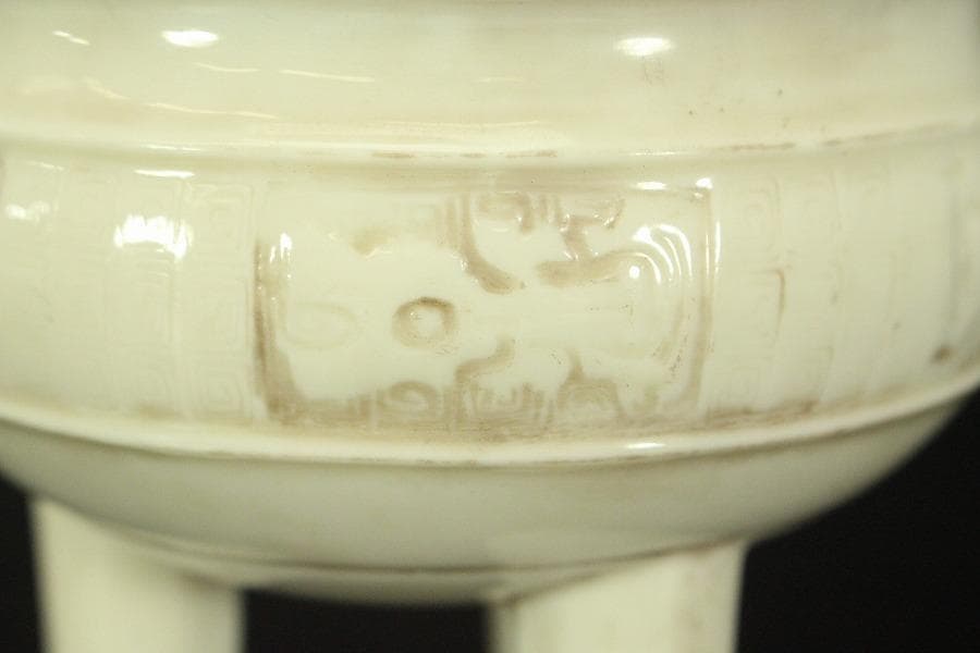 中国美術 白磁 饕餮紋 三足 双耳 香炉 高13.8cm(LC632)