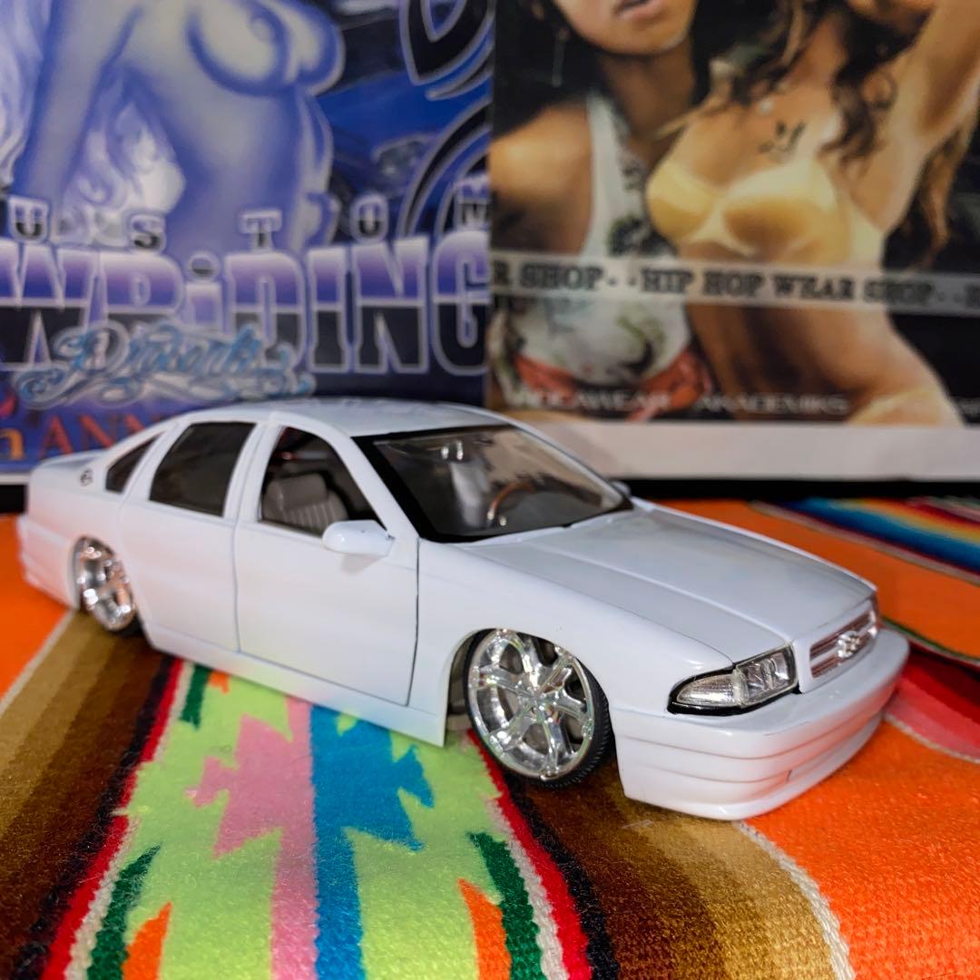 DUBシェビーインパラ　ミニカー　１／２４　色ホワイト