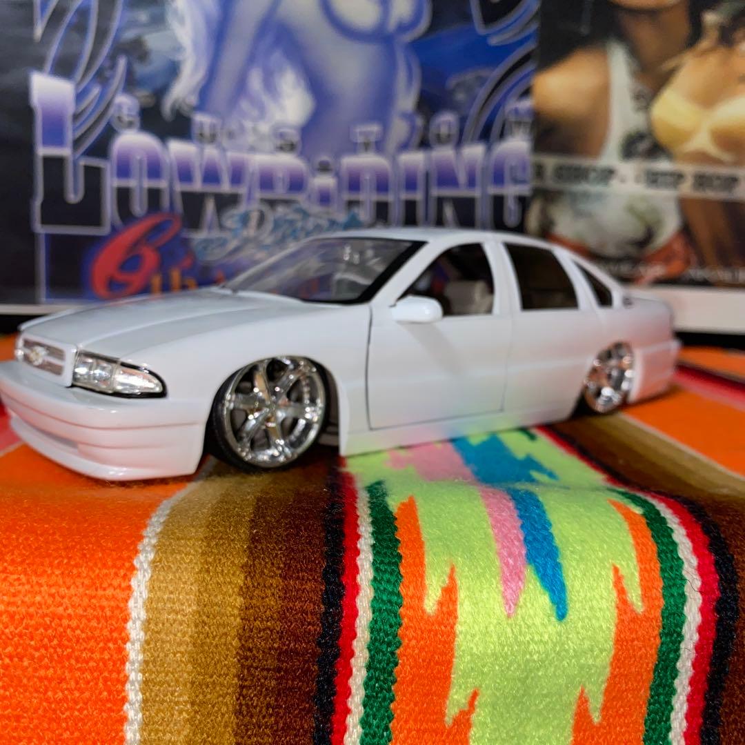 DUBシェビーインパラ　ミニカー　１／２４　色ホワイト