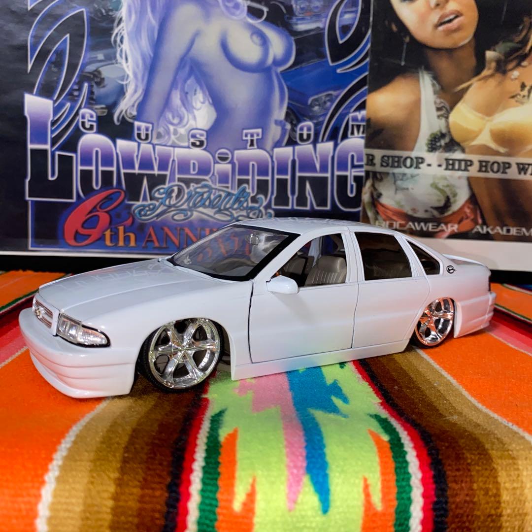 DUBシェビーインパラ　ミニカー　１／２４　色ホワイト