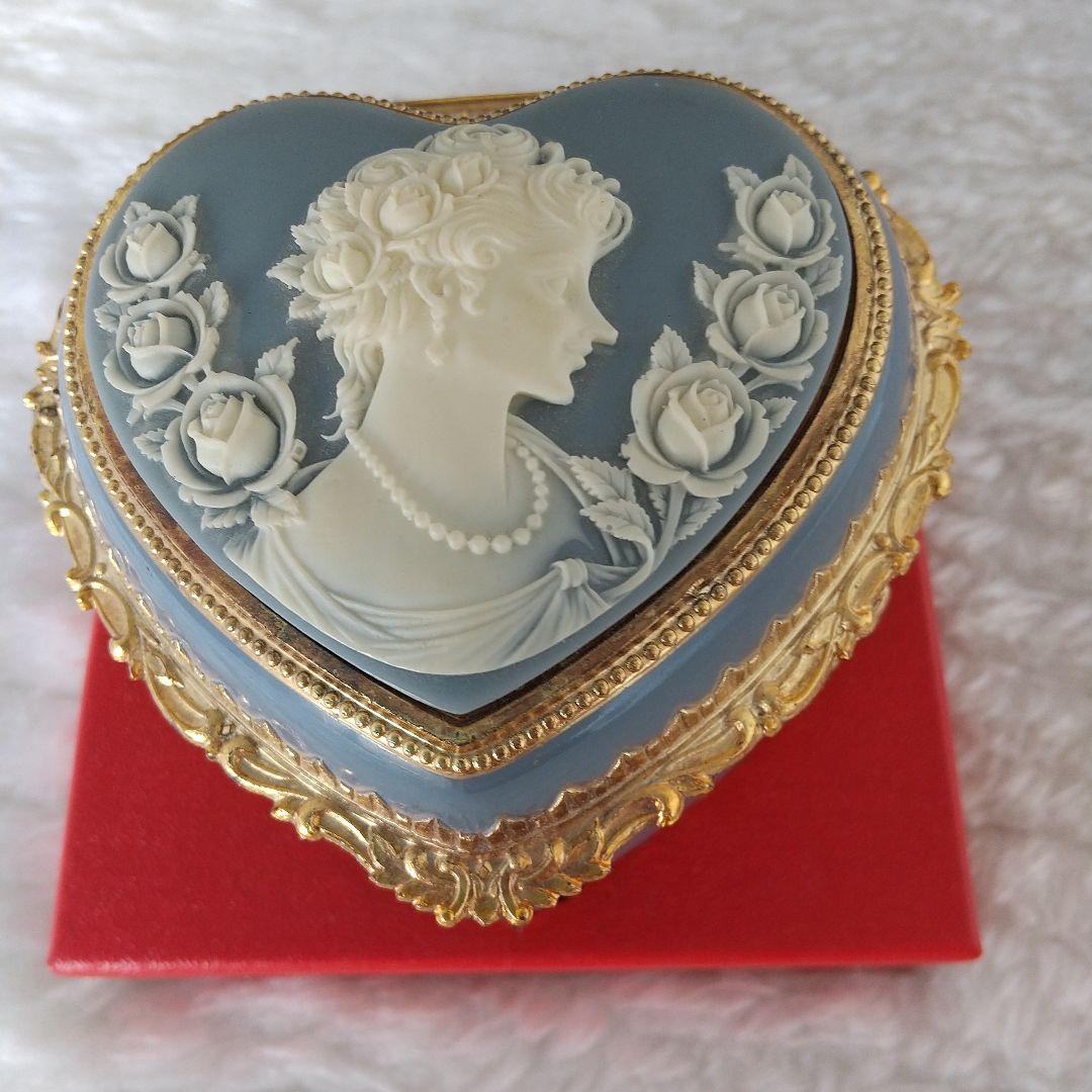 新品オルゴール(愛の讃歌)ハート型気品、緻密な装飾、ゴージャス、宝石入れ/日本製