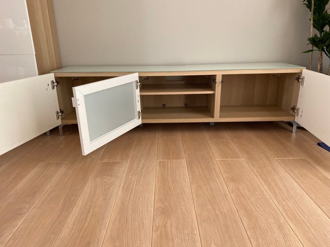 【IKEA】ベストー　テレビ台 ホワイト　ガラス天板付き