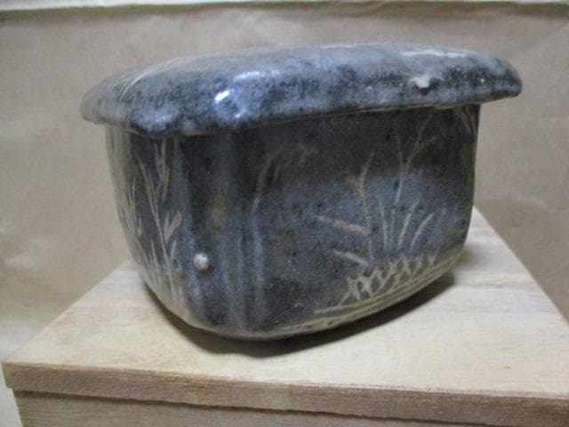 ネズミ志野　蓋物　桃山時代　P71-2