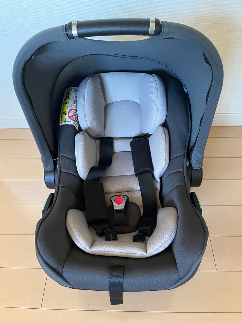 車用チャイルドシート グレーとホワイト