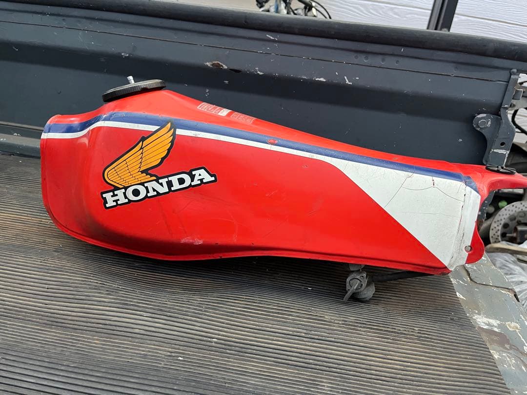 TLM50 フューエルタンク　コック　キャップ