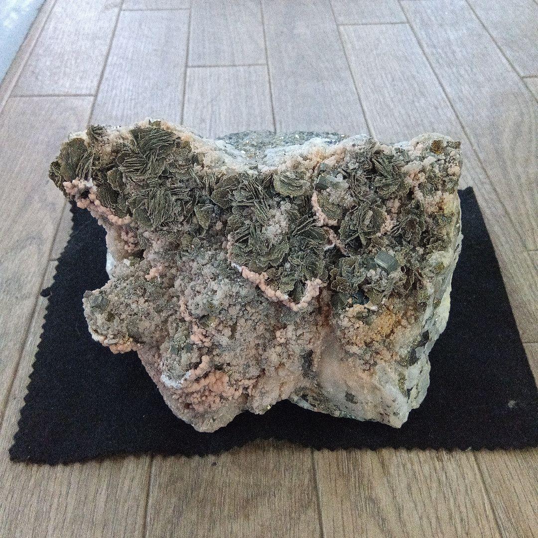 大特価6 【国産】菱マンガン鉱＆磁硫鉄鉱（青森県尾太鉱山）結晶が板状　希少　大型