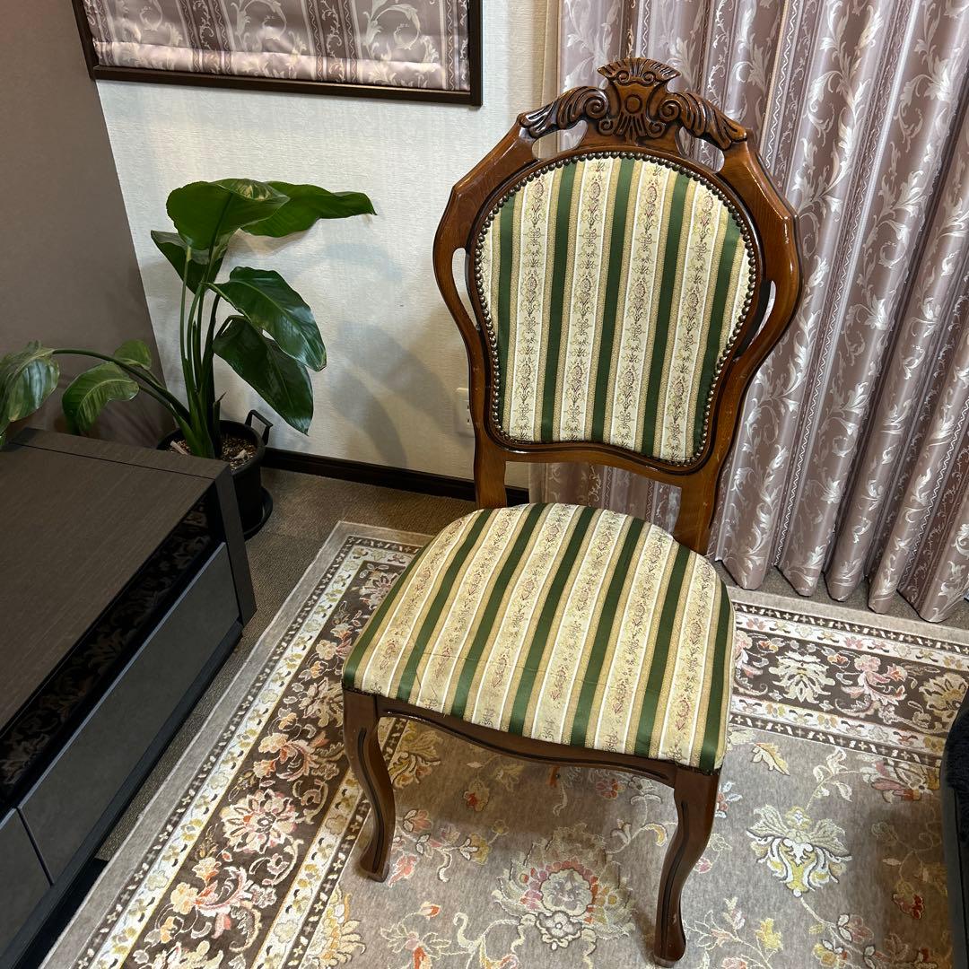 クラシックスタイルのダイニングチェア