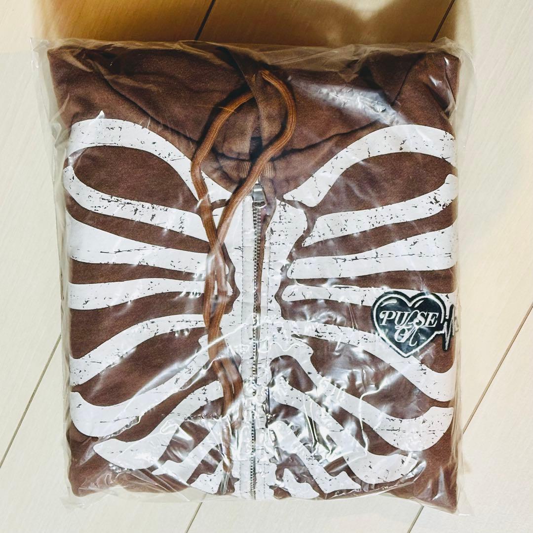 TREASURE PULSE ON フーディー　茶