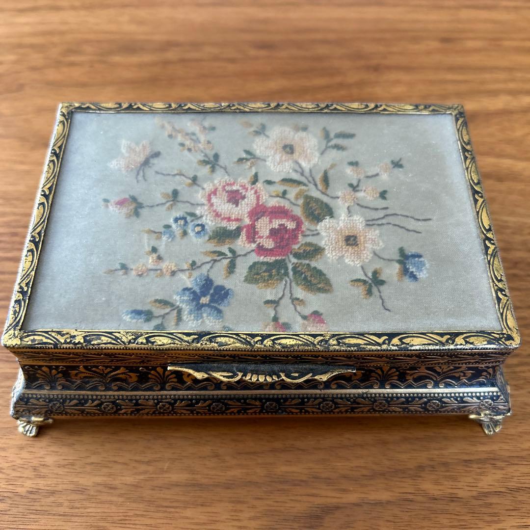 アンティーク 花柄刺繍 ボックス　プチポワン
