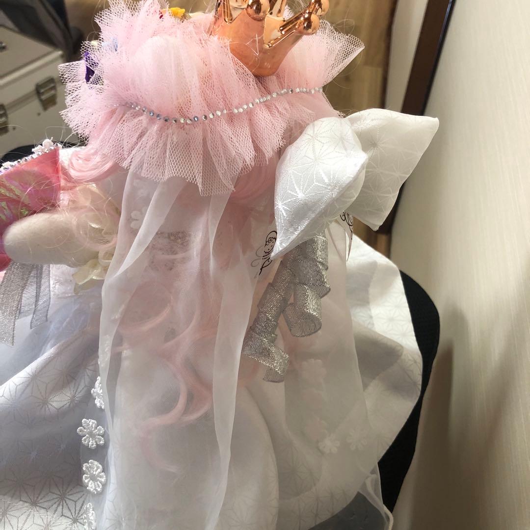 ウェディングドレスを着たハローキティ