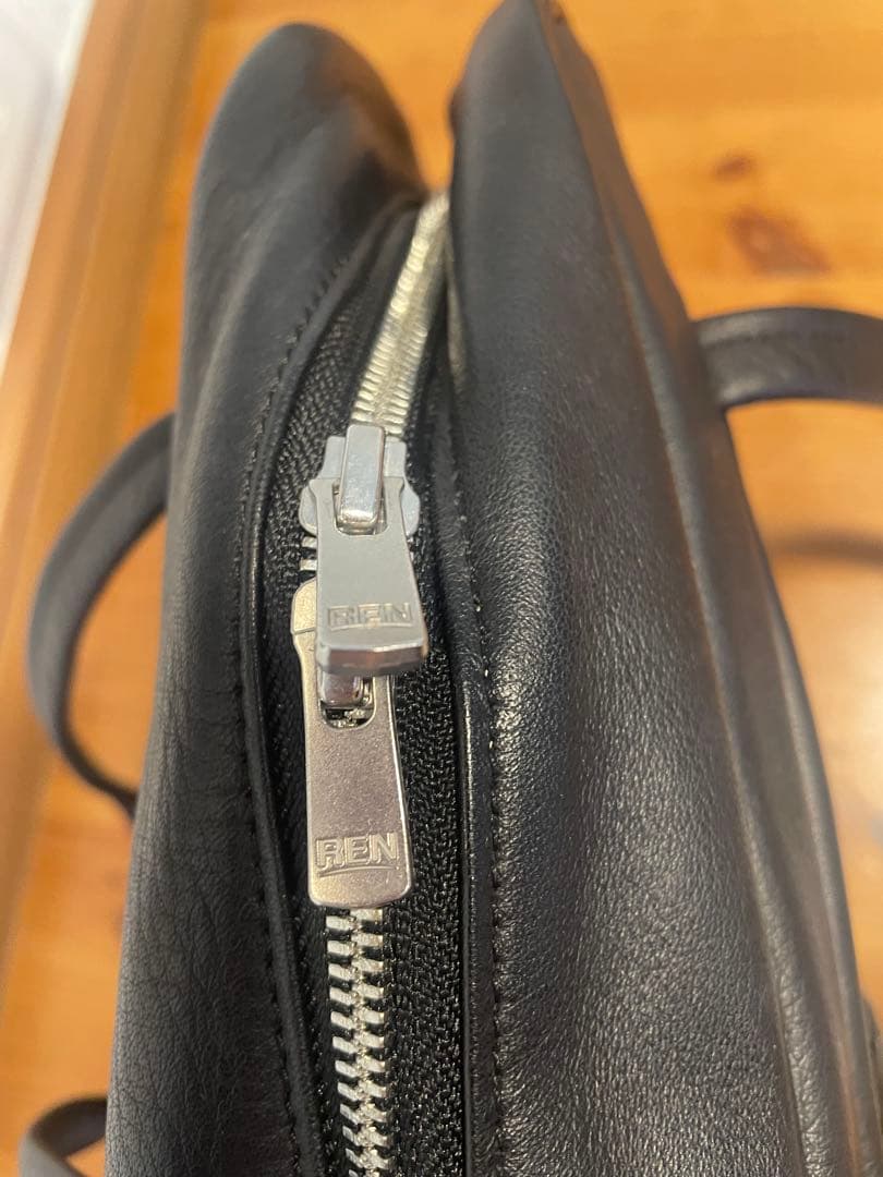 REN ブラックレザー ハンドバッグ