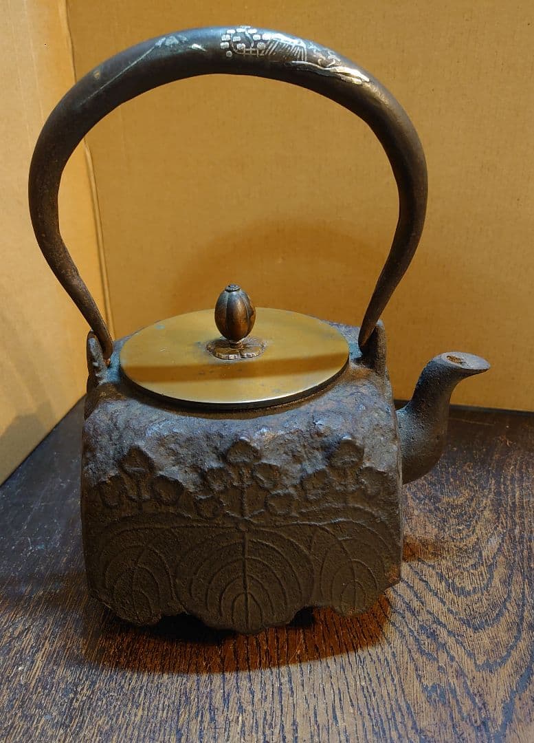 【京鉄瓶】『四方桐紋持ち手象嵌鉄瓶／龍雲堂造』箱付 横最大17cm 高さ21.5